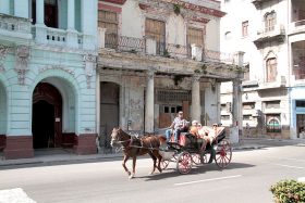 Altes Gebäude mit Kutsche in Havanna Kuba